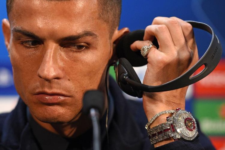 Cristiano Ronaldo terlihat mengenakan arloji senilai Rp 23 miliar