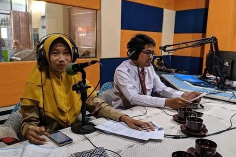 Seorang guru sedang memberikan materi pembelajaran melalui siaran radio di Kota Magelang, Selasa (8/9/2020).