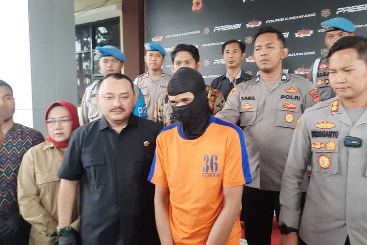 Kapolres Karawang AKBP Wirdhanto Hadicaksono (kanan) saat memberikan keterangan pers soal kasus pemerkosaan seorang pria terhadap anak kandung di Mapolres Karawang, Kamis (2/2/2023).