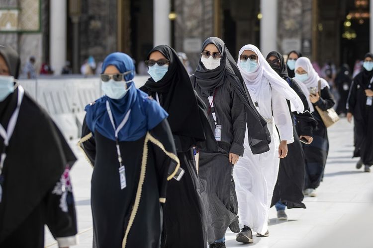 Dalam foto yang dirilis oleh Kementerian Media Saudi ini, sejumlah jemaah haji bergerak dengan jaga jarak, mengelilingi Kabah yang berbentuk kubus dalam ritual pertama haji, karena mereka menjaga jarak sosial untuk membatasi paparan dan potensi penularan virus corona, di Masjidil Haram di kota suci Muslim Mekah, Arab Saudi, Rabu, 29 Juli 2020.