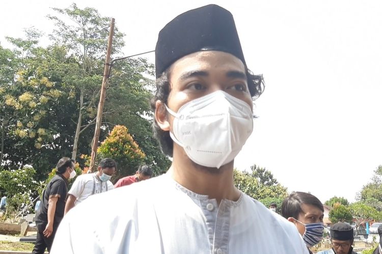 Putra kedua Prie GS, Maulana Gibran usai pemakaman di TPU Kembang Arum Semarang, Jumat (12/2/2021).