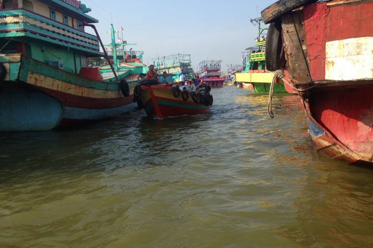 Kapal nelayan dari Pati, Jawa Tengah menuju bibir pantai untuk melakukan larung sesaji di hari ke delapan Lebaran, Minggu (2/7/2017).