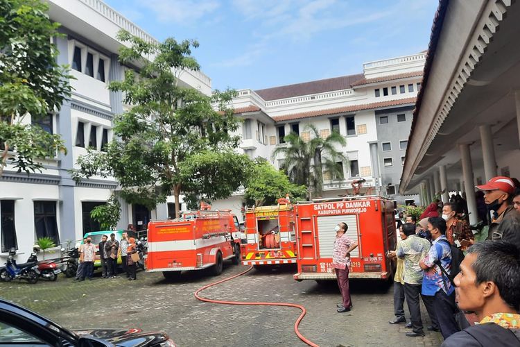 Dok Damkar Kabupaten Purworejo: Kepala BPKPAD Agus Ari Setiyadi dan para pegawai sedang di luar gedung menunggu pemadaman yang terjadi i lantai e gedung BPKPAD 