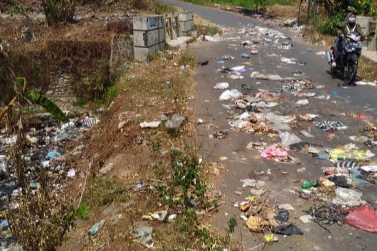 Warga Dusun Ngablak, Kelurahan Pulutan, Kecamatan Sidorejo, ramai-ramai membuang sampah di jembatan dan jalanan.