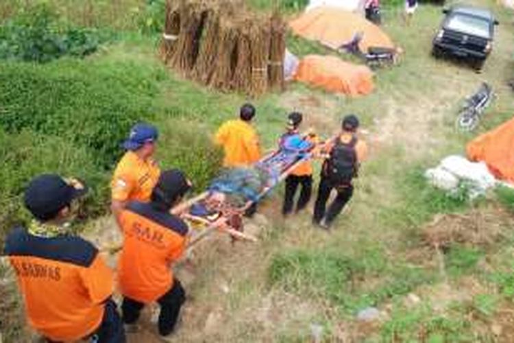 Tim SAR gabungan berhasil mengevakuasi tiga pendaki perempuan yang mengalami hypothermia di Gunung Sumbing, Kabupaten Temanggung, Senin (14/11/2016).