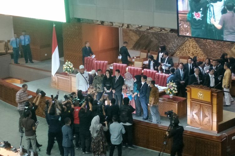 Baiq Nuril Maqnun foto bersama dengan pimpinan DPR seusai Rapat Paripurna, di Kompleks Parlemen, Senayan, Jakarta, Kamis (25/7/2019). 