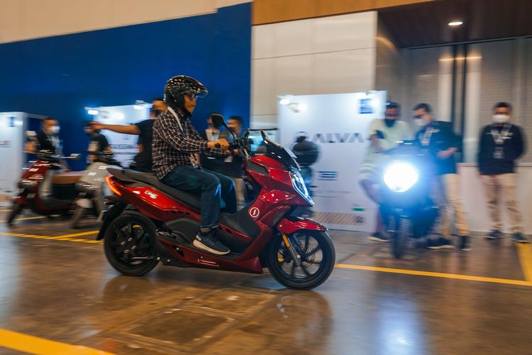 Test ride motor listrik Alva One di ajang GIIAS 2022