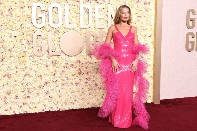 Margot Robbie menghadiri penghargaan Annual Golden Globe Awards ke-81 di The Beverly Hilton, California, Amerika Serikat, pada Minggu (7/1/2024). 