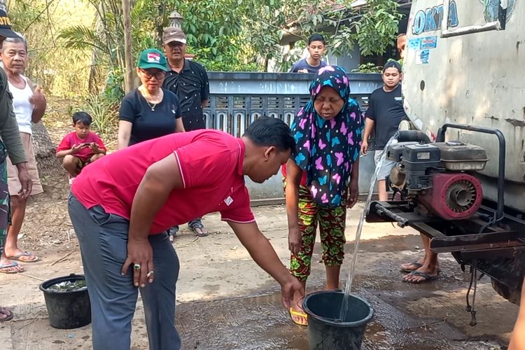 Sertu Suryadi saat membantu lansia mengantre aur du Desa Winong Kidul Kecamatan Gebang Kabupaten Purworejo Jawa Tengah pada Sabtu (21/10/2023)