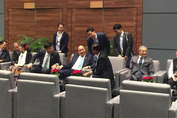 Menko PMK Puan Maharani (paling kanan) bersama Perdana Menteri Malaysia Mahathir Mohamad dalam acara Penutupan Rangkaian Pertemuan KTT ASEAN ke-33 yang berlangsung pada 13-15 November di Suntec City Convention Centre, Singapura.

 
