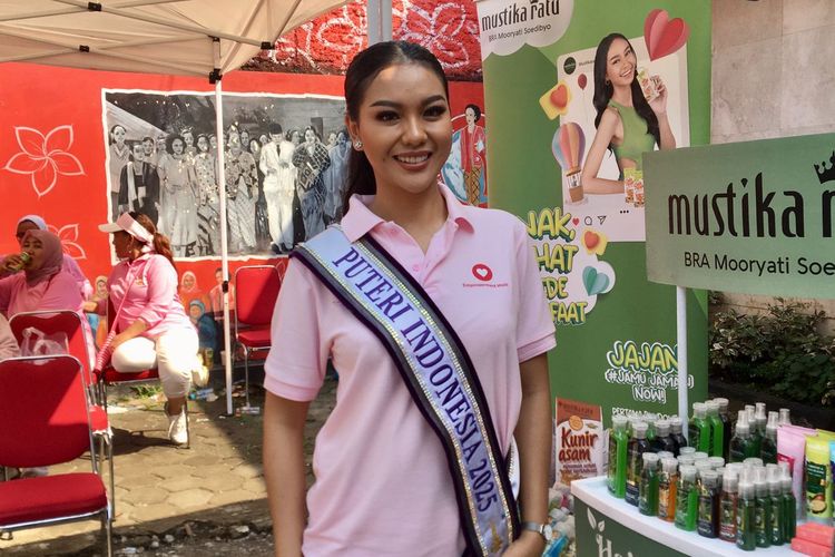 Firsta  Yufi Amarta Putri, Puteri Indonesia 2025, berbagi tips sehat yang harus dirawat baik dari dalam dan luar, dalam acara Empowerment walk KOWANI, di Menteng Jakarta Pusat, Sabtu (2/10/2025).