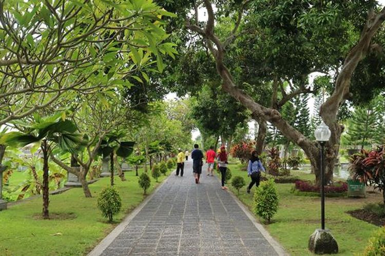 Hamparan taman hijau di Taman Soekasada Ujung, Karangasem, Bali.