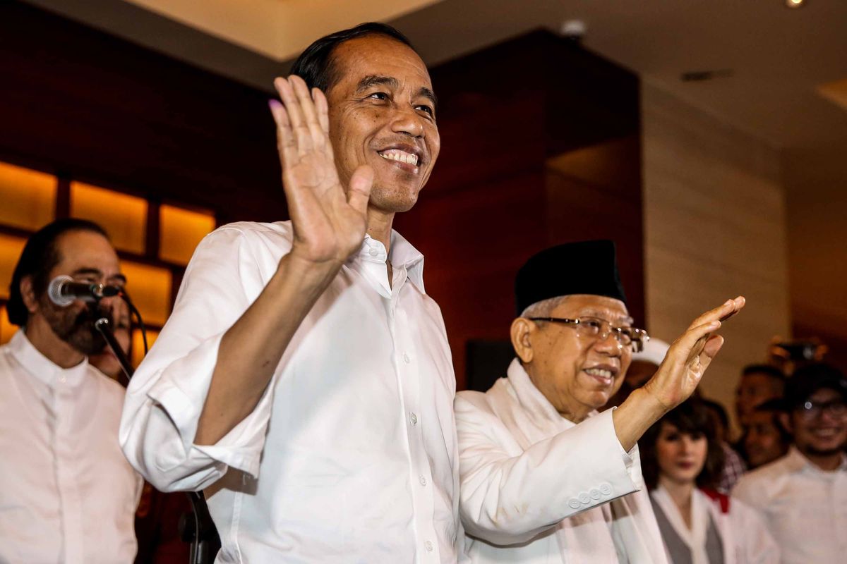 Calon Presiden nomor urut 01, Joko Widodo didampingi sejumlah pimpinan Parpol pendukung saat memberikan keterangan terkait Pilpres 2019 di Jakarta, Rabu (17/4/2019). Pasangan Jokowi-Maruf Amin menyatakan akan menunggu hasil resmi dari KPU meskipun sejumlah lembaga survei memenangkan mereka dalam hitung cepat.