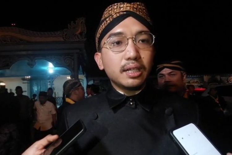 Kanjeng Gusti Pangeran Adipati Arya (KGPAA) Mangkunegoro X melayat Raja Keraton Kasunanan Surakarta Hadiningrat, Kanjeng Sinuhun Paku Buwono (PB) XIII, di Sasana Parasdya, Keraton Kasunanan Solo, pada Minggu (2/11/2025) malam.