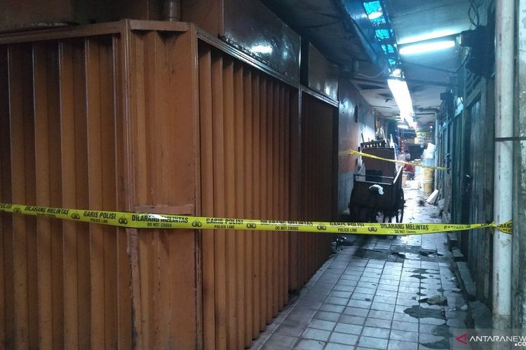  Toko Emas Cantik di Pasar Pecah Kulit, Taman Sari, Jakarta Barat, dipasang garis polisi setelah terjadi perampokan, Jumat (28/2/2020). 
