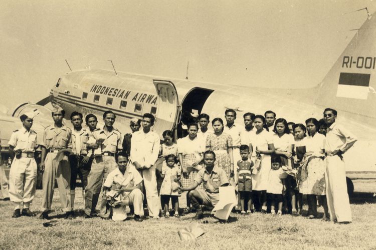 Pesawat DC-3 bernomor registrasi RI-001 berada di Kemayoran, Jakarta, tanggal 17 Agustus 1950. Ini merupakan pesawat pertama Indonesian Airways, cikal bakal dari perusahaan penerbangan Garuda Indonesia. Pada tanggal 17-9-1950, AURI dilangsungkan penerbangan pertjobaan untuk para undangan dengan pesawat RI. 001, di Kemajoran.  