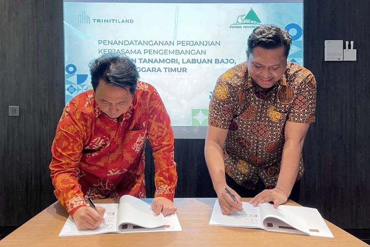 Direktur Utama PT Tanamori Makmur Indonesia Alfonso Rico Parluhutan Pardede berpose bersama Ishak Chandra, Presiden Direktur PT Perintis Triniti Properti Tbk usai menandatangani perjanjian kerjasama pengembangan proyek di Tanamori, Nusa Tenggara Timur pada 25 Februari 2022. Proyek yang akan mulai dikembangkan tahun ini memiliki luas 246 hektar dengan total Gross Development Value sebesar Rp 10 triliun.