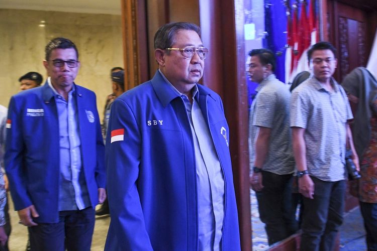 Ketua Umum Partai Demokrat Susilo Bambang Yudhoyono (tengah) berjalan bersama Sekretaris Jenderal Hinca Panjaitan (kiri) saat menghadiri pembekalan Anggota Legislatif Partai Demokrat di Jakarta Convention Center (JCC) Senayan, Jakarta, Selasa (10/9/2019). Acara tersebut diikuti anngota DPR dan DPRD Provinsi/Kab/Kota se-Indonesia periode 2019-2024 dari Partai Demokrat. ANTARA FOTO/Nova Wahyudi/wsj.
