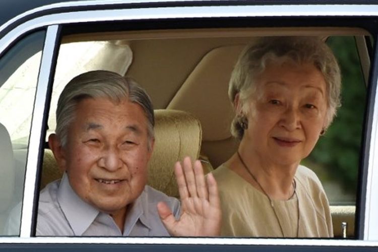 Foto yang diambil pada Juli 2016 menunjukkan Kaisar Jepang Akihito bersama Permaisuri Michiko. Kaisar Akihito akan turun takhta pada 30 April 2019.