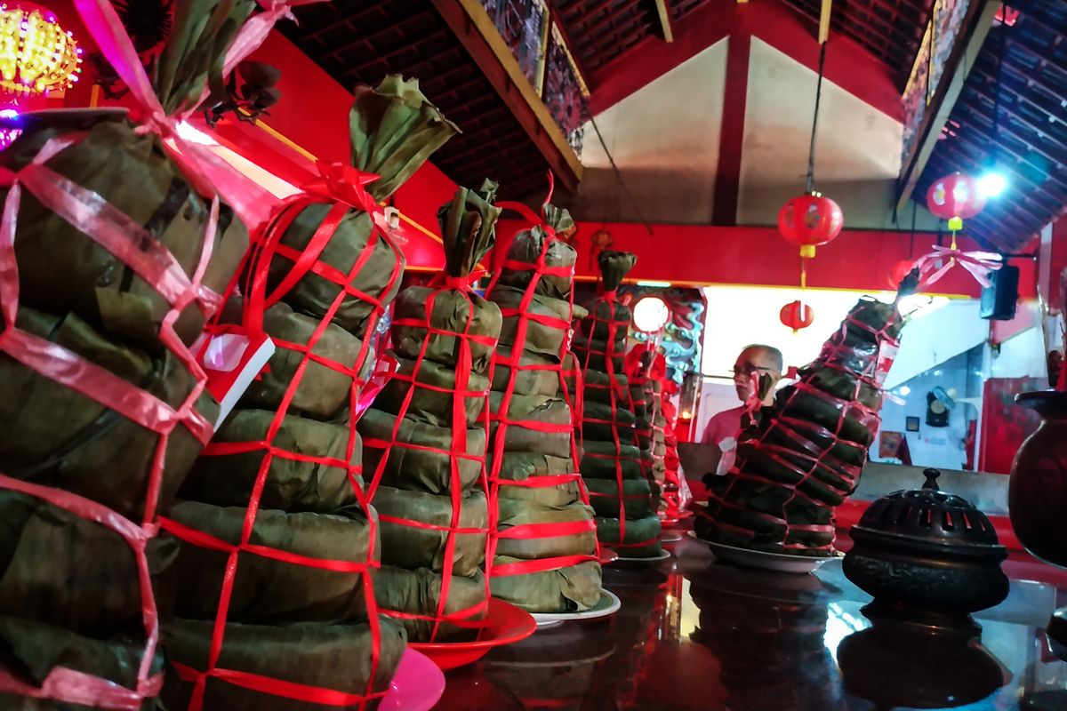 Kue keranjang berjejeran di muka altar dewa-dewi di Klenteng Hok Lay Kiong, Kota Bekasi tiga hari jelang perayaan Tahun Baru Imlek 2571 yang jatuh pada Sabtu, 25 Januari 2020