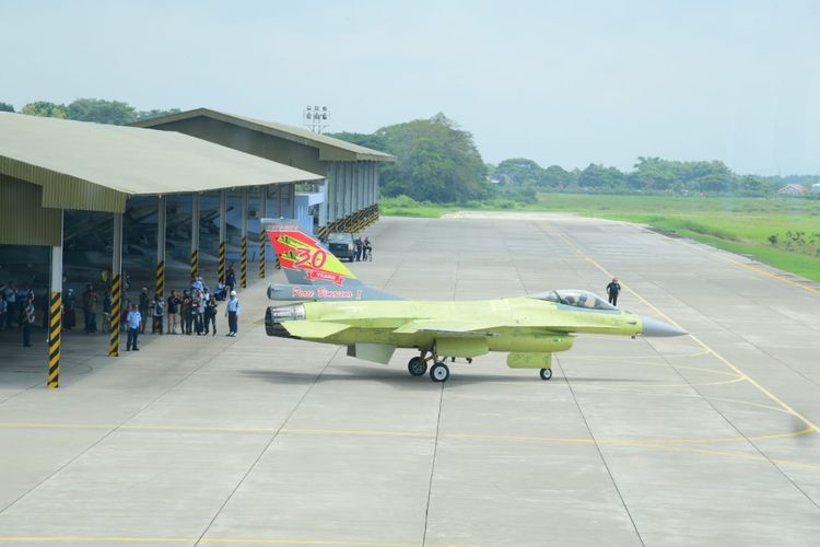 Pesawat tempur F-16 A/B Block 15 hasil pembaruan diterbangkan dari Apron Skadron Udara 3 Lanud Iswahjudi, Madiun, Selasa (18/2/2020).