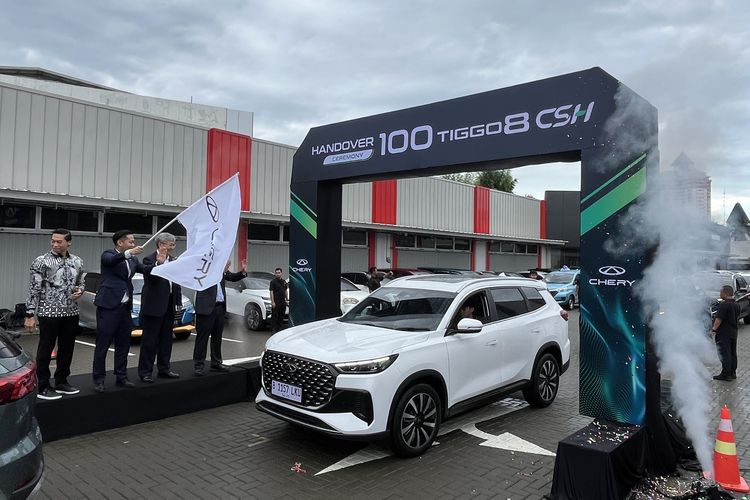 Chery serahkan 100 unit Chery Tiggo 8 CSH ke konsumen pertama.