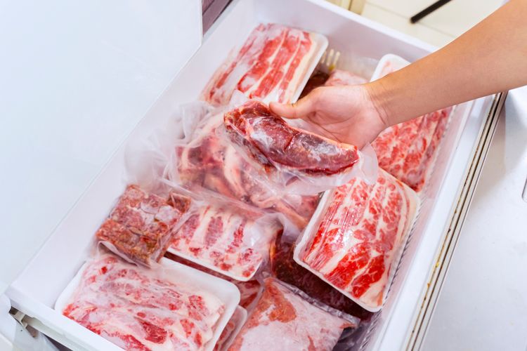 Ilustrasi daging, Ilustrasi menyimpan daging di freezer.
