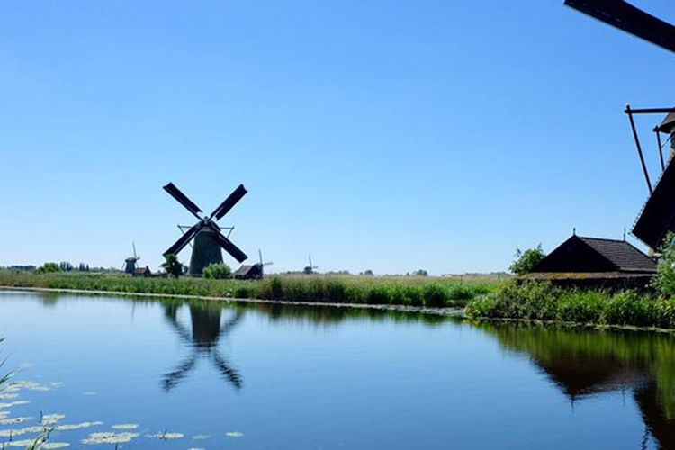Desa Kinderdijk, desa kincir angin di Belanda.