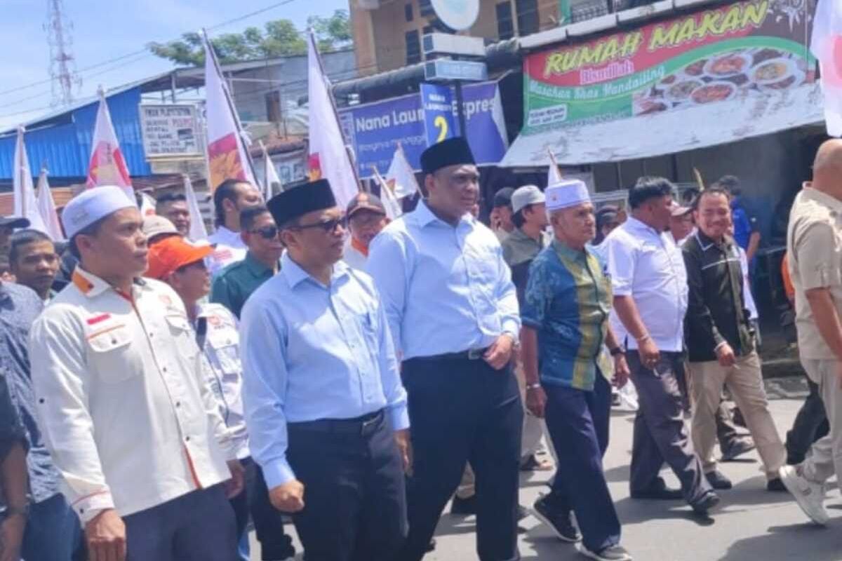Pasangan bakal calon wali kota dan wakil wali kota Pilkada Kota Padangsidimpuan 2024, Letnan Dalimunthe dan Harry Pahlevi Harahap berjalan kaki dan diarak massa dari partai-partai pengusung dan masyarakat, menuju Kantor KPU Kota Padangsidimpuan, Rabu (28/8/2024).