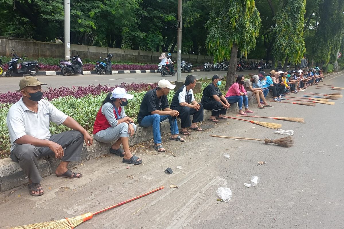 Puluhan petugas Penanganan Prasarana dan Sarana Umum (PPSU) Kelurahan Ancol menggelar aksi lempar sapu dan mogok kerja di Jalan Lodan Raya, Ancol, Pademangan, Jakarta Utara, Senin (19/2/2024) pagi.