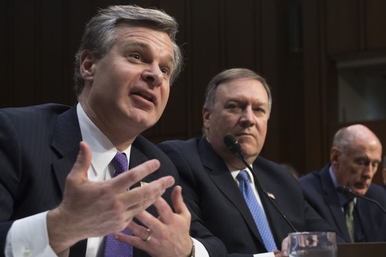 Direktur FBI Christopher Wray (kiri) dan Direktur CIA  Mike Pompeo (kedua kiri) saat sidang dengar pendapat dengan Senat di Capitol Hill, Washington DC, Amerika Serikat, Selasa (13/2/2018). (AFP/Saul Loeb)