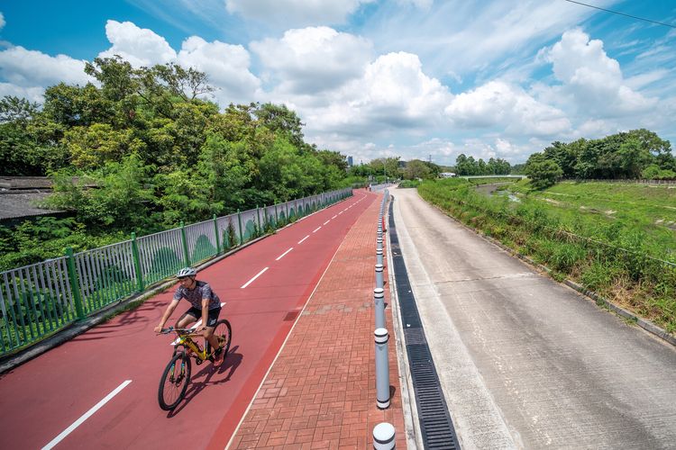Ilustrasi berspeda di Super Bike Track, salah satu wisata alam baru di Hong Kong.