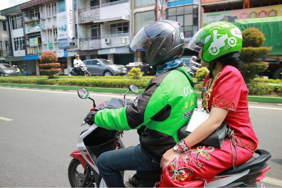 Calon Gubernur Kalbar, Karolin Margret Natasa saat menumpang Gojek usai melakukan pencabutan nomor peserta Pilkada Kalbar (13/2/2018)