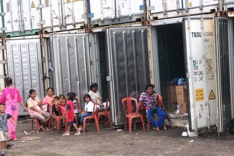 Warga Rorotan, Cilincing, Jakarta Utara  yang masih mengungsi di kontainer-kontainer, Kamis (27/2/2020)