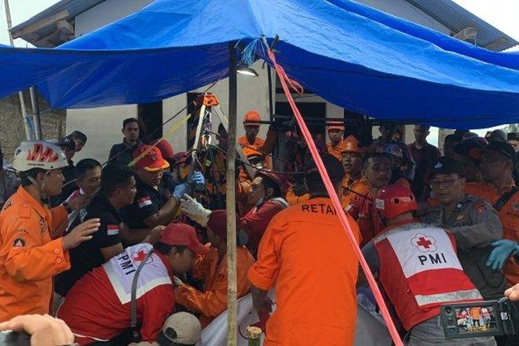 Petugas gabungan berhasil mengangkat jenazah satu dari empat warga yang terjatuh ke dalam sumur di Kampung Panahegan, Desa Gasol, Kecamatan Cugenang, Kabupaten Cianjur, Rabu (6/3/2024). 

