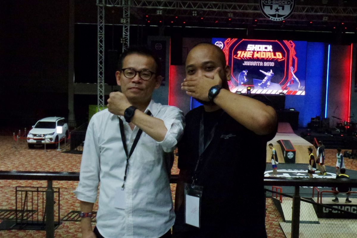 Design Manager of Casio Timepiece, Ryusuke Moriai dan seniman mural Indonesia Darbotz  pada perayaan ulang tahun ke-35 G-Shock di Allianz Ecopark, Ancol, Jakarta Utara, Sabtu (8/12/2018).