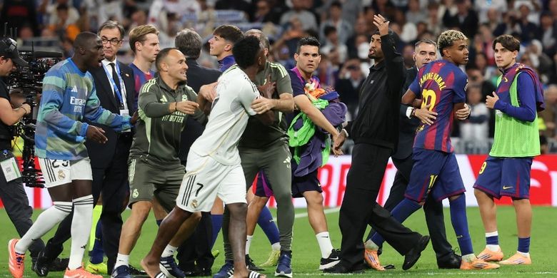 Vinicius Junior (kiri) berdebat dengan Raphinha dan Lamine Yamal (2R) di akhir pertandingan sepak bola Liga Spanyol antara Real Madrid vs Barcelona di Stadion Santiago Bernabeu di Madrid pada 26 Oktober 2025. (Foto oleh Oscar DEL POZO / AFP)