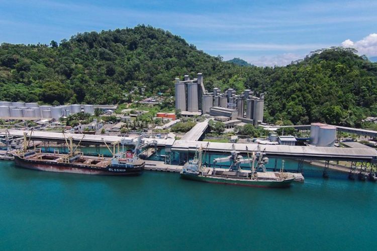 Pelabuhan Teluk Bayur, Sumatera Barat, sebagai fasilitas penunjang ekspor produk semen dan klinker ke berbagai negara.