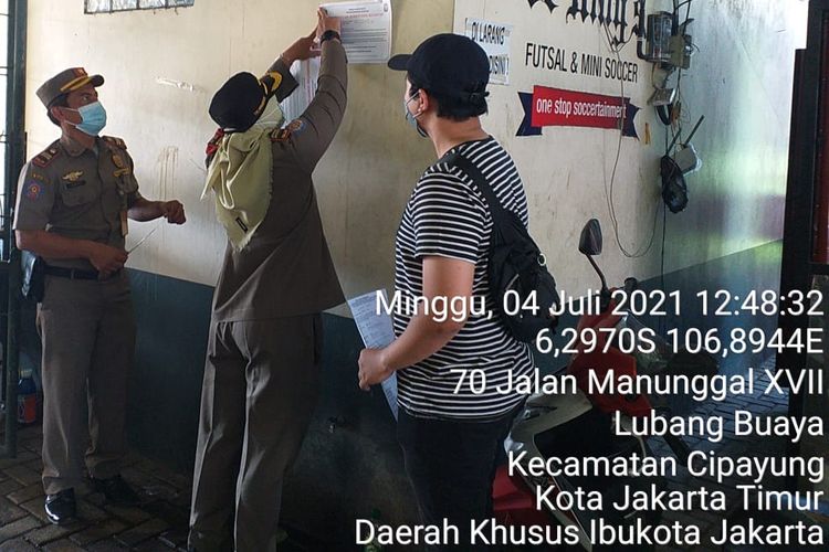 Tempat futsal di Jalan Manunggal 17 RT 05 RW 05 Lubang Buaya, Cipayung, Jakarta Timur (King Arena Futsal), disegel karena buka saat pemberlakuan pembatasan kegiatan masyarakat (PPKM) darurat.