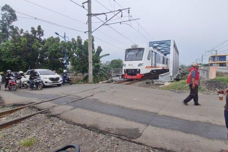 Lokasi kecelakaan KRL dengan mobil sedan Civic di Jalan Kembangan Baru Perlintasan KA Klingkit, Rawa Buaya, Cengkareng, Jakarta Barat pada Kamis (17/11/2022) sekitar pukul 13.00 WIB. 