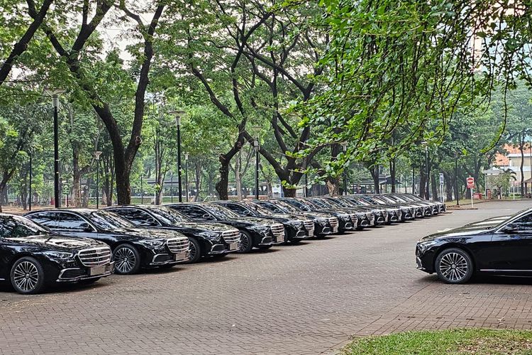  Puluhan Mercedes-Benz S-Class terpantau berjejer di area Parkir Timur Senayan