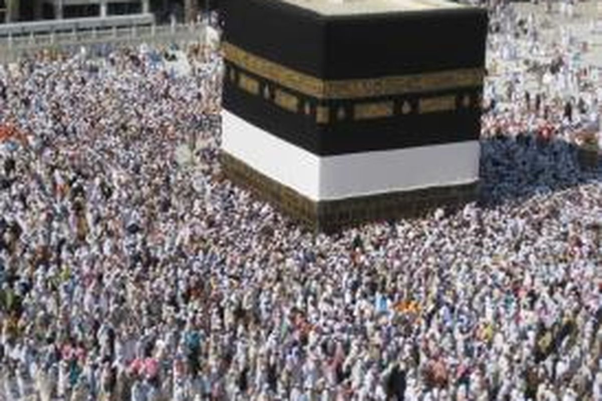 Kegiatan ibadah tawaf di Baitullah yang berada di tengah Masdjidil Haram, Mekkah, kini semakin padat. Dua juta orang akan berkumpul di tempat ini saat puncak haji nanti. 
