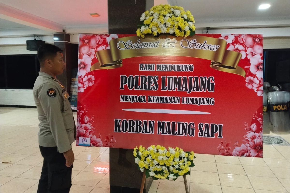 Karangan bunga dari korban maling sapi di Mapolres Lumajang, Senin (13/10/2025)