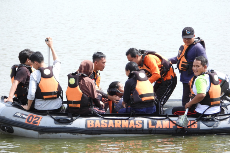 Mahasiswa dan pegawai Institut Teknologi Sumatera (Itera) Lampung mendapat pelatihan pertolongan bencana di air.