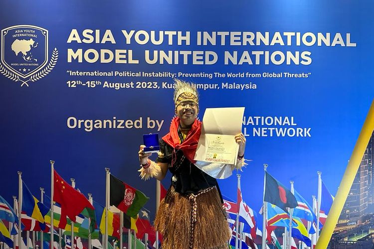 SMA Labschool Jakarta mengirimkan delegasi sebanyak 29 siswa-siswi ke Asia Youth International Model United Nations (AYIMUN) 2023 di Kuala Lumpur, Malaysia, pada 12-15 Agustus 2023.