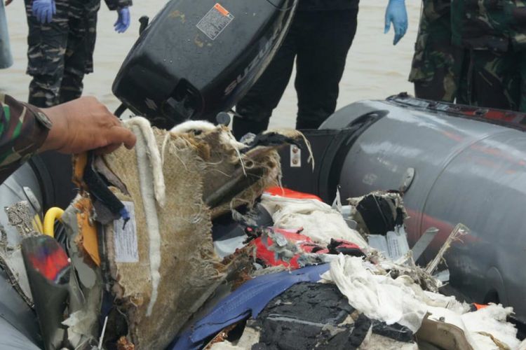 Potongan tubuh, barang-barang penumpang dan serpihan pesawat kembali ditemukan tim gabungan di lokasi jatuhnya pesawat Lion Air JT 610 di Pantai Tanjungpakis, Desa Tanjungpakis, Kecamatan Pakisjaya, Kabupaten Karawang, Jawa Barat, Selasa (30/10/2018).