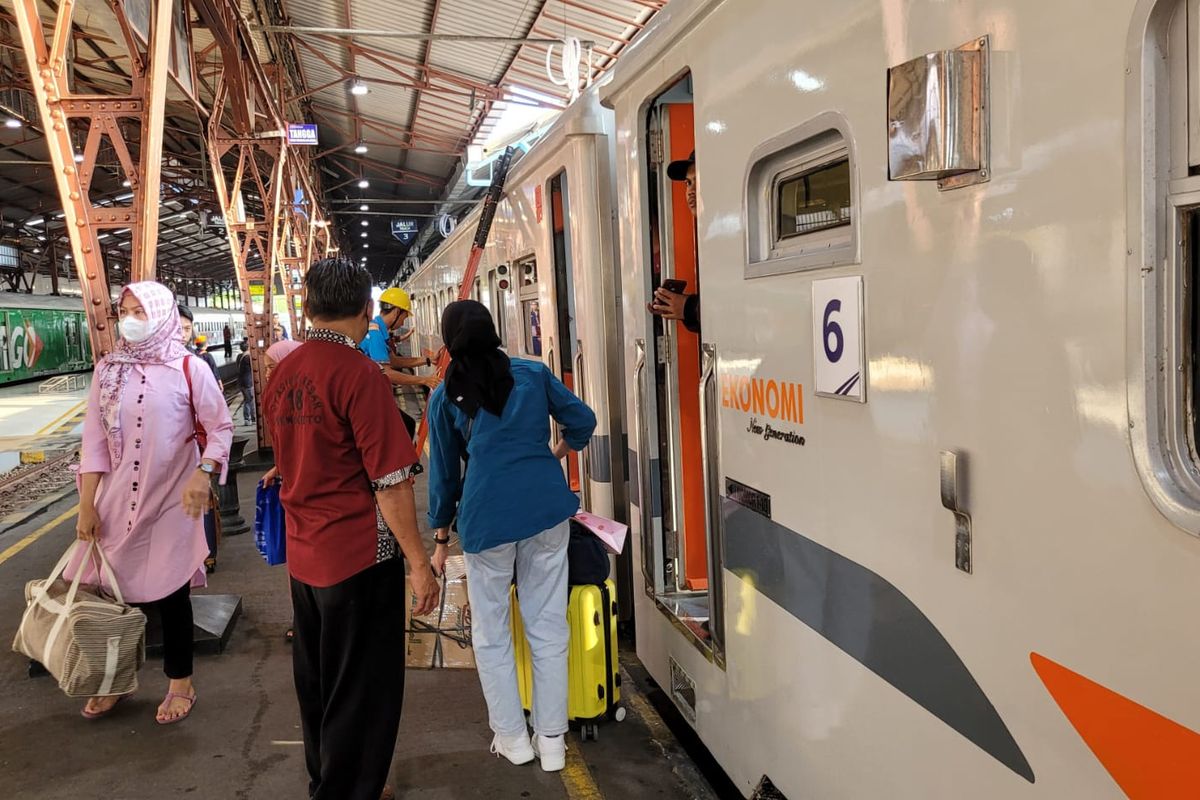 Penumpang kereta api tiba di di Stasiun Purwokerto, Kabupaten Banyumas Jawa Tengah, Kamis (4/4/2024) sore.