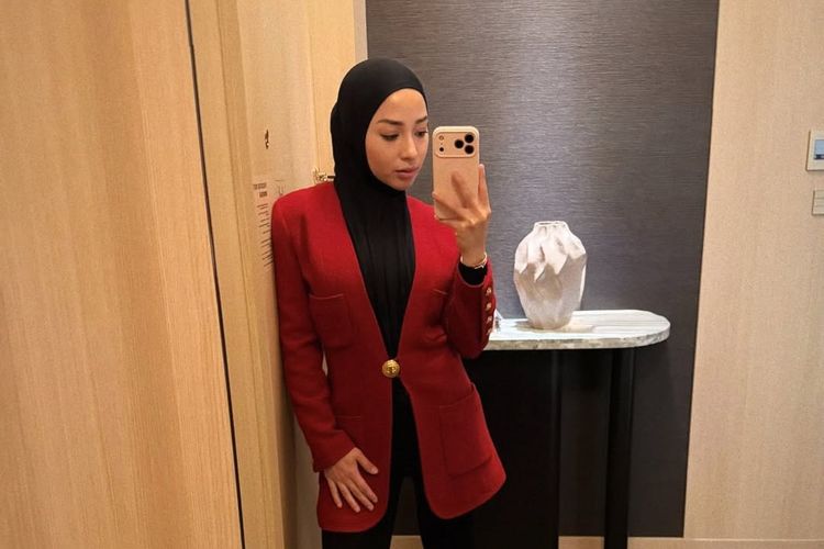 6 Gaya Berhijab Nikita Willy Saat Liburan ke Jepang, Anggun dan Stylish