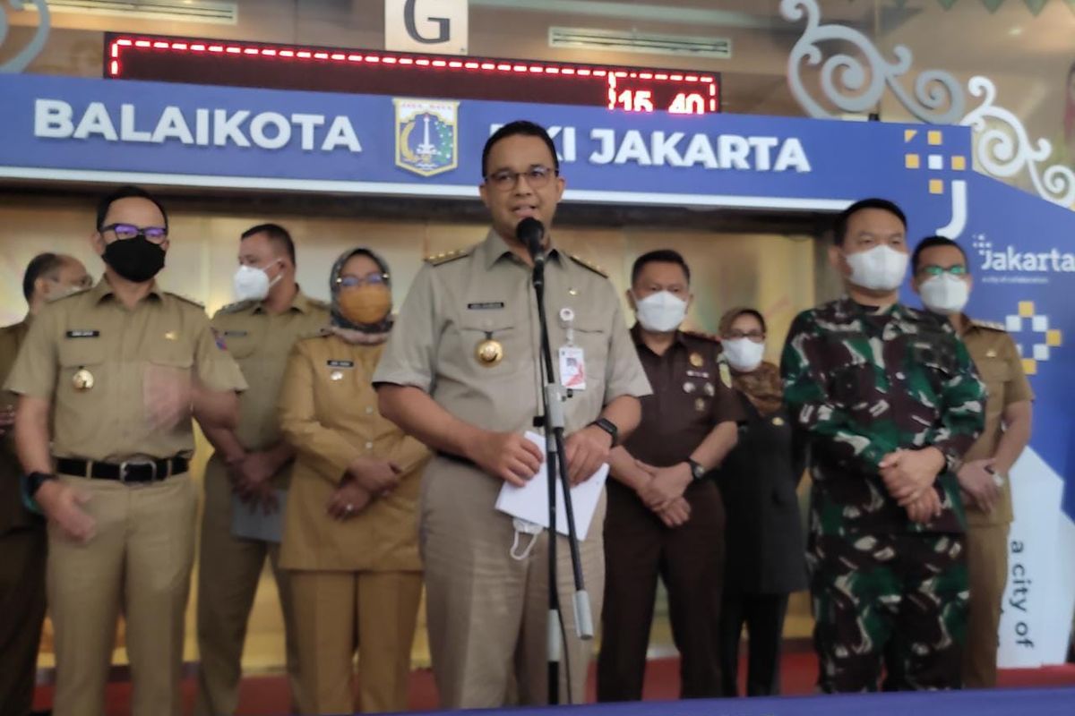 Gubernur DKI Jakarta Anies Baswedan bersama pimpinan daerah Jabodetabek menggelar konferensi pers terkait persiapan Lebaran Idul Fitri 2021 di Lobi Blok G Balai Kota DKI Jakarta, Senin (10/5/2021)