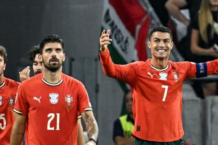 Cristiano Ronaldo (kanan) merayakan gol dengan rekan satu timnya dalam pertandingan sepak bola Grup F kualifikasi Piala Dunia 2026 zona Eropa antara Hongaria vs Portugal pada 9 September 2025 di Budapest, Hongaria. (Foto oleh Attila KISBENEDEK / AFP)